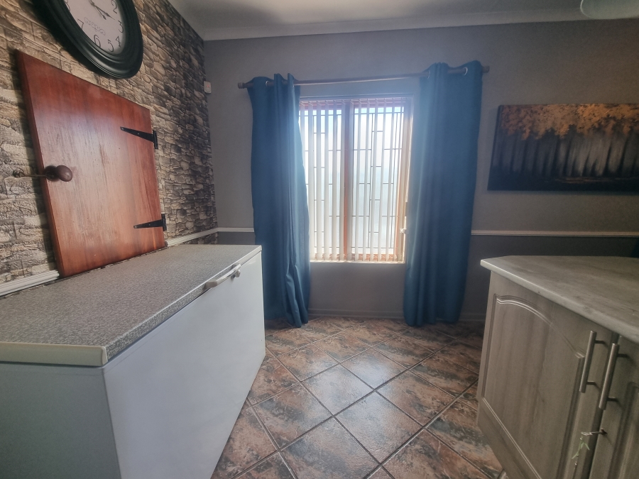 6 Bedroom Property for Sale in Heiderand Western Cape